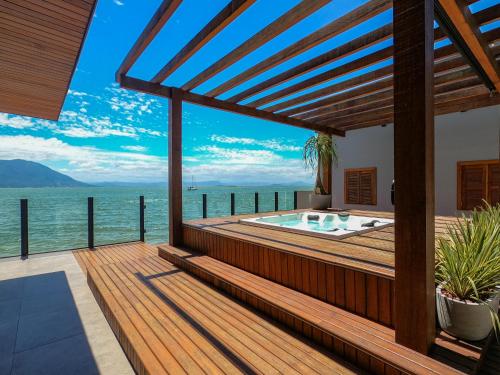 熱水浴缸, Casa à Beira-mar, com Spa e Vista Deslumbrante no Ribeirão da Ilha em Florianópolis (Casa a Beira-mar, com Spa e Vista Deslumbrante no Ribeirao da Ilha em Florianopolis) in 里貝朗達伊利亞 熱水浴缸, Casa à Beira-mar, com Spa e Vista Deslumbrante no Ribeirão da Ilha em Florianópolis (Casa a Beira-mar, com Spa e Vista Deslumbrante no Ribeirao da Ilha em Florianopolis) in 里貝朗達伊利亞