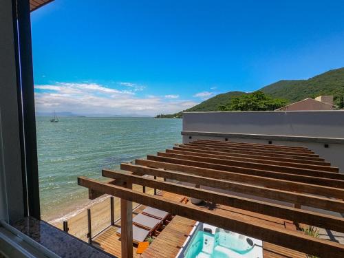 沙灘, Casa à Beira-mar, com Spa e Vista Deslumbrante no Ribeirão da Ilha em Florianópolis (Casa a Beira-mar, com Spa e Vista Deslumbrante no Ribeirao da Ilha em Florianopolis) in 里貝朗達伊利亞 沙灘, Casa à Beira-mar, com Spa e Vista Deslumbrante no Ribeirão da Ilha em Florianópolis (Casa a Beira-mar, com Spa e Vista Deslumbrante no Ribeirao da Ilha em Florianopolis) in 里貝朗達伊利亞