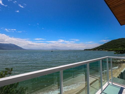陽台/露台, Casa à Beira-mar, com Spa e Vista Deslumbrante no Ribeirão da Ilha em Florianópolis (Casa a Beira-mar, com Spa e Vista Deslumbrante no Ribeirao da Ilha em Florianopolis) in 里貝朗達伊利亞 陽台/露台, Casa à Beira-mar, com Spa e Vista Deslumbrante no Ribeirão da Ilha em Florianópolis (Casa a Beira-mar, com Spa e Vista Deslumbrante no Ribeirao da Ilha em Florianopolis) in 里貝朗達伊利亞