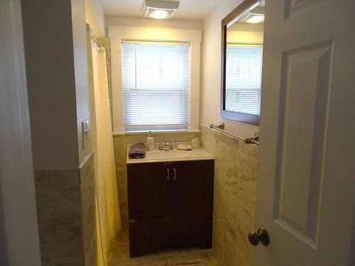 Spacious 4 bedroom home with large yard in נטיק(אם אי) Spacious 4 bedroom home with large yard in נטיק(אם אי)
