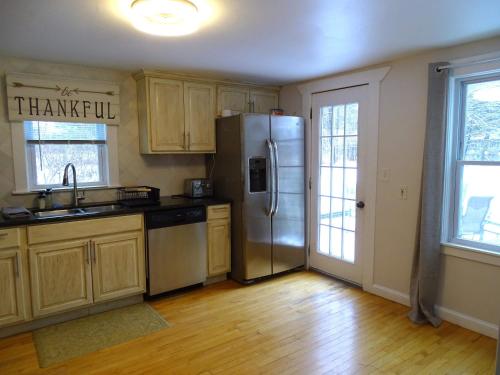 Spacious 4 bedroom home with large yard in נטיק(אם אי) Spacious 4 bedroom home with large yard in נטיק(אם אי)