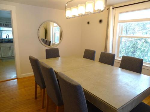 Spacious 4 bedroom home with large yard in נטיק(אם אי) Spacious 4 bedroom home with large yard in נטיק(אם אי)