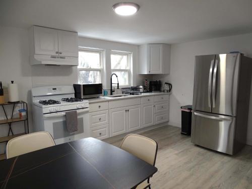Comfortable 3 Bed Apt in Quiet Neighborhood in נטיק(אם אי) Comfortable 3 Bed Apt in Quiet Neighborhood in נטיק(אם אי)