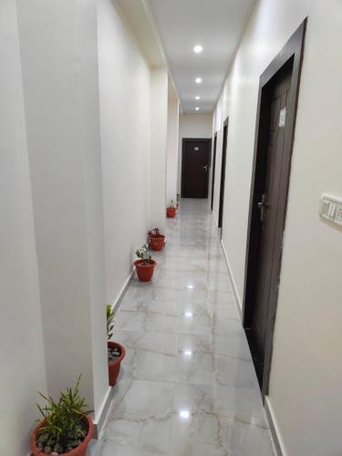 Előcsarnok, Hotel Raj - Near Railway Station in Mayapur Előcsarnok, Hotel Raj - Near Railway Station in Mayapur
