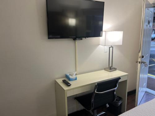 Kings Inn near Seattle Aquarium Kings Inn near Seattle Aquarium