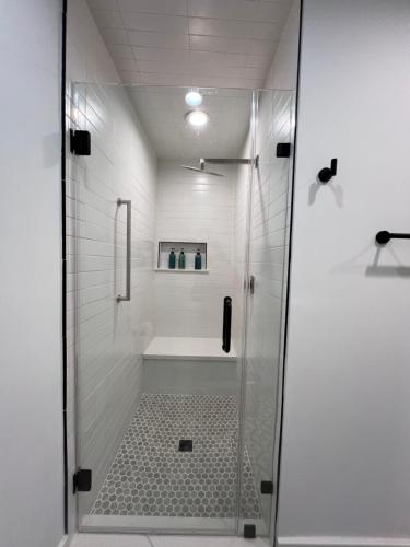 Bathroom, MyCrib Houston Hostel in Houston (TX) Bathroom, MyCrib Houston Hostel in Houston (TX)