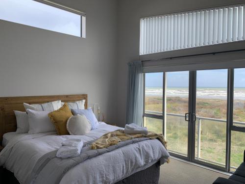 Modern Home with Ultimate Beach Front Views in ไวทาเรเรบีช Modern Home with Ultimate Beach Front Views in ไวทาเรเรบีช