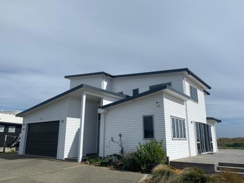 Modern Home with Ultimate Beach Front Views in ไวทาเรเรบีช Modern Home with Ultimate Beach Front Views in ไวทาเรเรบีช