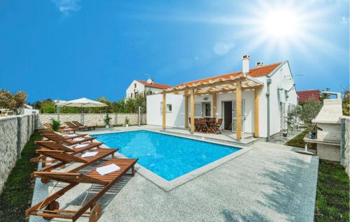 4 Bedroom Awesome Home In Privlaka