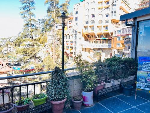 バルコニー/テラス, Ganga !! Near Mall Road !! Budget Friendly !! in シムラー バルコニー/テラス, Ganga !! Near Mall Road !! Budget Friendly !! in シムラー