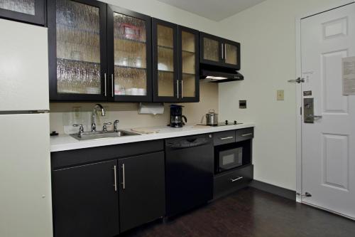 廚房, Candlewood Suites Rogers-Bentonville By IHG in 洛傑斯 (AR) 廚房, Candlewood Suites Rogers-Bentonville By IHG in 洛傑斯 (AR)