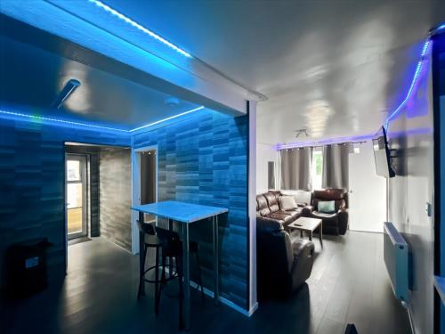 Charming Retreat With Hot Tub Sauna Sleeps 4 in 우딩딘 Charming Retreat With Hot Tub Sauna Sleeps 4 in 우딩딘