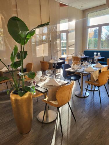Restaurant, Hotel Restaurant Du Parc Saumur Logis Elegance in Le Fleuret Restaurant, Hotel Restaurant Du Parc Saumur Logis Elegance in Le Fleuret