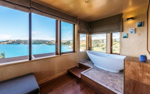 Belle Cove Villa, Spectacular Sea Views - Be My Guest in Waiheke Island Belle Cove Villa, Spectacular Sea Views - Be My Guest in Waiheke Island