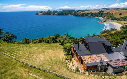 Belle Cove Villa, Spectacular Sea Views - Be My Guest in Waiheke Island Belle Cove Villa, Spectacular Sea Views - Be My Guest in Waiheke Island