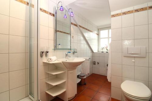Bathroom, Appartementhaus Sanssouci Fewo 2 "Kaptain's Kiek" in Ostseebad Kuhlungsborn Bathroom, Appartementhaus Sanssouci Fewo 2 "Kaptain's Kiek" in Ostseebad Kuhlungsborn