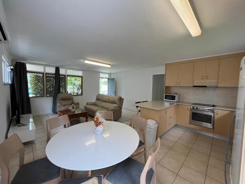 Tropicana Motel in Broadbeach Tropicana Motel in Broadbeach