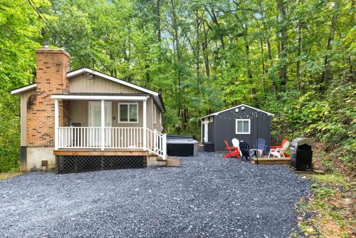 2 Modern Cabins Hot Tub, Fire Pit, Grill, & Wifi in New Market (VA) 2 Modern Cabins Hot Tub, Fire Pit, Grill, & Wifi in New Market (VA)