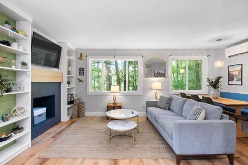 2 Modern Cabins Hot Tub, Fire Pit, Grill, & Wifi in New Market (VA) 2 Modern Cabins Hot Tub, Fire Pit, Grill, & Wifi in New Market (VA)