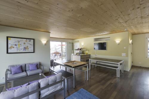 Skupni salon/TV območje, Alplodge Hostel in Interlaken Skupni salon/TV območje, Alplodge Hostel in Interlaken
