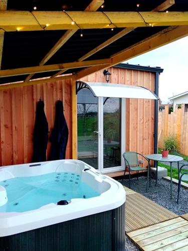 Гореща вана, Chalet Cosy avec option Jacuzzi in Perissac Гореща вана, Chalet Cosy avec option Jacuzzi in Perissac