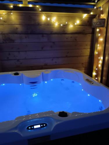 Гореща вана, Chalet Cosy avec option Jacuzzi in Perissac Гореща вана, Chalet Cosy avec option Jacuzzi in Perissac