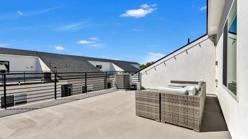 Balcony/terrace, Urban Haven in the heart of Dallas l Pet Friendly in Love Field Airport Balcony/terrace, Urban Haven in the heart of Dallas l Pet Friendly in Love Field Airport