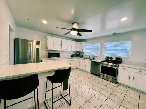 Pet friendly Spacious 3Bed with HUGE Back Yard in Clairemont Mesa East Pet friendly Spacious 3Bed with HUGE Back Yard in Clairemont Mesa East