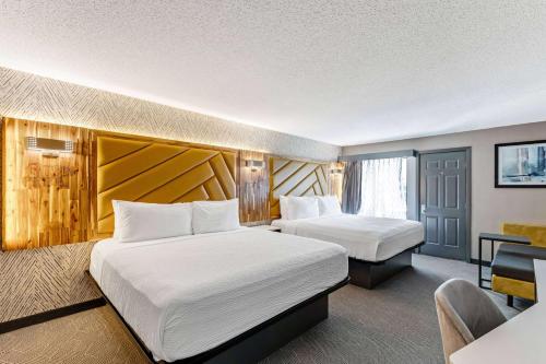 The Wander Hotel, a Ramada by Wyndham near Big Daddy's Pizzeria The Wander Hotel, a Ramada by Wyndham near Big Daddy's Pizzeria