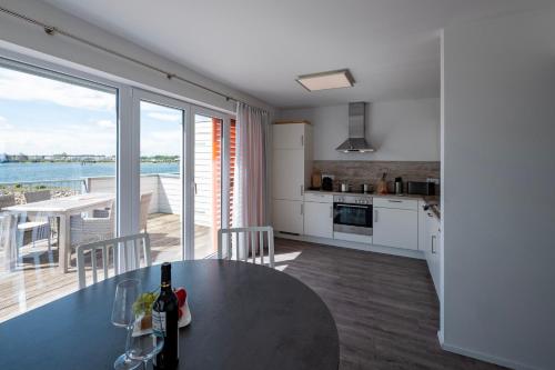 kuchnia, Maisonette Fewo Ostseeflair by Seeblick Ferien ORO, erste Wasserreihe, E-Säule (Maisonette Fewo Ostseeflair by Seeblick Ferien ORO, erste Wasserreihe, E-Saule) in Olpenitz kuchnia, Maisonette Fewo Ostseeflair by Seeblick Ferien ORO, erste Wasserreihe, E-Säule (Maisonette Fewo Ostseeflair by Seeblick Ferien ORO, erste Wasserreihe, E-Saule) in Olpenitz