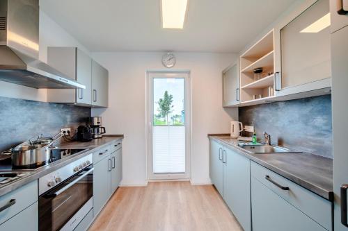 Kitchen, Schleivilla Hafenmeister by Seeblick Ferien ORO, Wasserbett, Billardtisch,Kamin,Sauna in Olpenitz Kitchen, Schleivilla Hafenmeister by Seeblick Ferien ORO, Wasserbett, Billardtisch,Kamin,Sauna in Olpenitz
