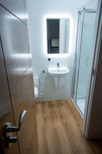 Bathroom, Ealu Lodge in Sligo Bathroom, Ealu Lodge in Sligo