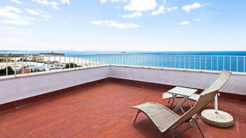 Carcavelos Beach Hotel in คาลเคส Carcavelos Beach Hotel in คาลเคส