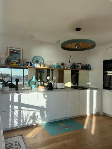 Cocina, La Corniche - vue mer à 180 degrés - centre ville (La Corniche - vue mer a 180 degres - centre ville) in Bandol Cocina, La Corniche - vue mer à 180 degrés - centre ville (La Corniche - vue mer a 180 degres - centre ville) in Bandol