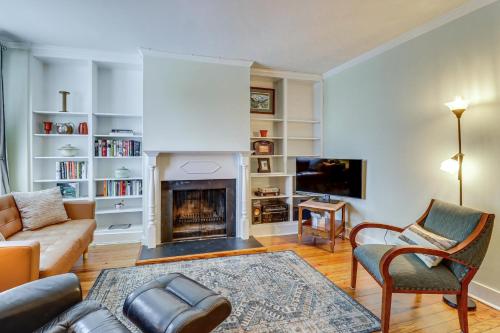 Walk to Old Town Chic Alexandria Abode with Patio! in مترو طريق برادوك Walk to Old Town Chic Alexandria Abode with Patio! in مترو طريق برادوك