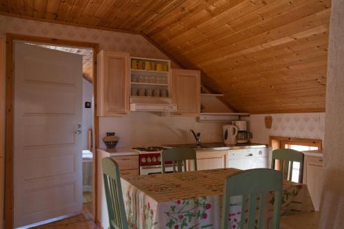 Kitchen, Lamminkangas Cottage in Saarijarvi Kitchen, Lamminkangas Cottage in Saarijarvi