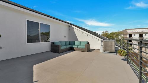 Balcony/terrace, Pet-Friendly l Chic City Escape - Dallas Edition in Love Field Airport Balcony/terrace, Pet-Friendly l Chic City Escape - Dallas Edition in Love Field Airport