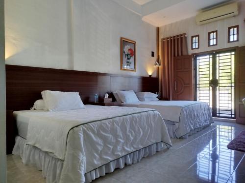 Maison avec 8 chambre(s) de 320 m² et 8 salle(s) de bains privée(s) à Meulaboh (Kana Hasya Homestay "Rumoh Jamee") in Meulaboh Maison avec 8 chambre(s) de 320 m² et 8 salle(s) de bains privée(s) à Meulaboh (Kana Hasya Homestay "Rumoh Jamee") in Meulaboh