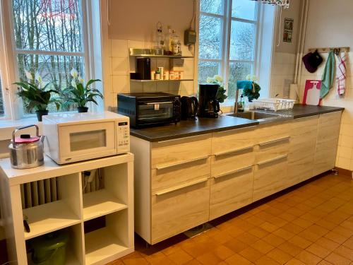 주방, Lidhem herrgård. Bed & Breakfast och mindre lägenheter (Lidhem herrgard. Bed & Breakfast och mindre lagenheter) in 비머비 주방, Lidhem herrgård. Bed & Breakfast och mindre lägenheter (Lidhem herrgard. Bed & Breakfast och mindre lagenheter) in 비머비
