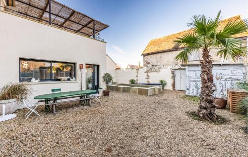 Swimming pool, Beautiful Home In Gommecourt in Sainte-Genevieve-les-Gasny Swimming pool, Beautiful Home In Gommecourt in Sainte-Genevieve-les-Gasny