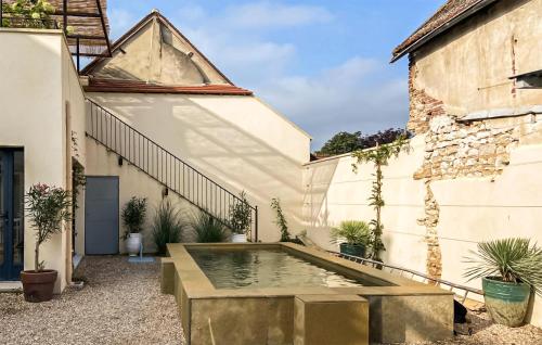 Swimming pool, Beautiful Home In Gommecourt in Sainte-Genevieve-les-Gasny Swimming pool, Beautiful Home In Gommecourt in Sainte-Genevieve-les-Gasny