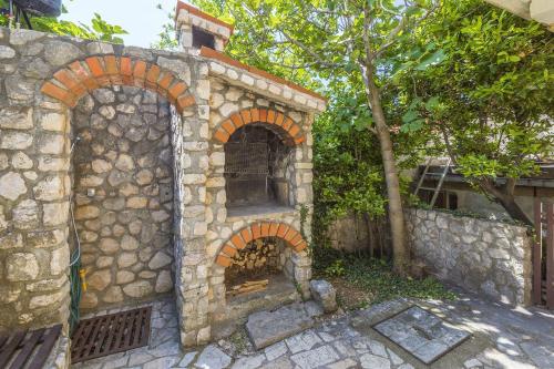 Preiswertes Apartment nur 500 Meter zum Strand mit privater Terrasse, Grill - hundefreundlich in Jadranovo Preiswertes Apartment nur 500 Meter zum Strand mit privater Terrasse, Grill - hundefreundlich in Jadranovo