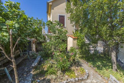 Preiswertes Apartment nur 500 Meter zum Strand mit privater Terrasse, Grill - hundefreundlich in Jadranovo Preiswertes Apartment nur 500 Meter zum Strand mit privater Terrasse, Grill - hundefreundlich in Jadranovo
