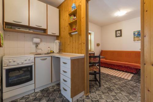 Preiswertes Apartment nur 500 Meter zum Strand mit privater Terrasse, Grill - hundefreundlich in Jadranovo Preiswertes Apartment nur 500 Meter zum Strand mit privater Terrasse, Grill - hundefreundlich in Jadranovo