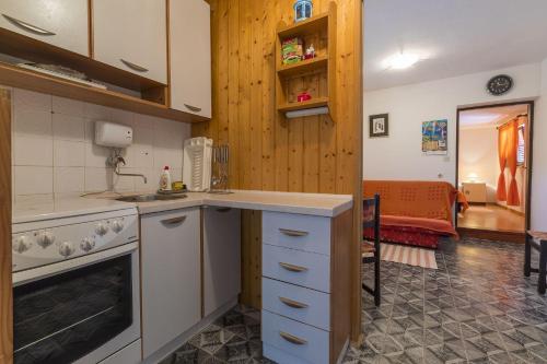 Preiswertes Apartment nur 500 Meter zum Strand mit privater Terrasse, Grill - hundefreundlich in Jadranovo Preiswertes Apartment nur 500 Meter zum Strand mit privater Terrasse, Grill - hundefreundlich in Jadranovo