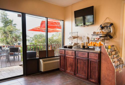 餐飲選擇, 哈欽森島海灘皇家酒店 (Royal Inn Beach Hutchinson Island) in 皮爾斯堡 (FL) 餐飲選擇, 哈欽森島海灘皇家酒店 (Royal Inn Beach Hutchinson Island) in 皮爾斯堡 (FL)