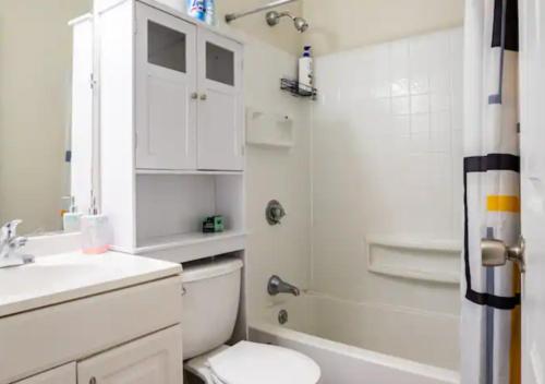 Badkamer, One Bedroom Apartment in Norwood in Norwood (MA) Badkamer, One Bedroom Apartment in Norwood in Norwood (MA)