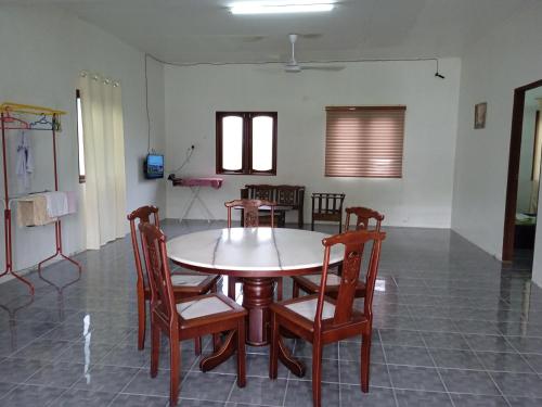Homestay Idaman di Kuala Terengganu dengan 2 Bilik Aircond - Harga utk 1 rumah in Wyspy Perhentian Homestay Idaman di Kuala Terengganu dengan 2 Bilik Aircond - Harga utk 1 rumah in Wyspy Perhentian