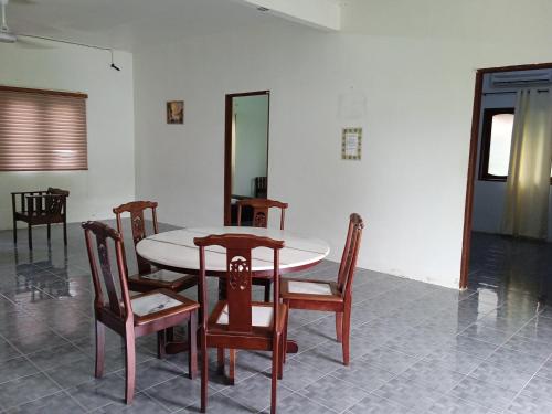 Homestay Idaman di Kuala Terengganu dengan 2 Bilik Aircond - Harga utk 1 rumah in Wyspy Perhentian Homestay Idaman di Kuala Terengganu dengan 2 Bilik Aircond - Harga utk 1 rumah in Wyspy Perhentian