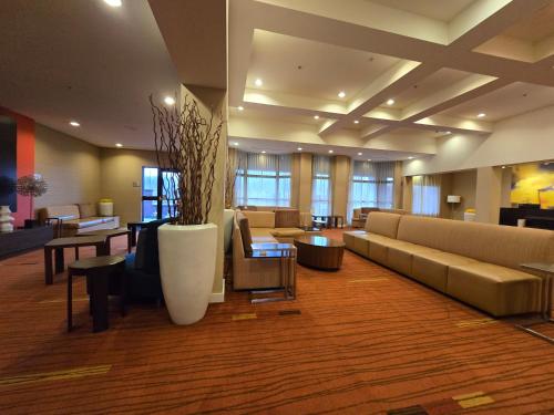 Lobby, Country Inn & Suites by Radisson, Convention Center in Altoona (PA) Lobby, Country Inn & Suites by Radisson, Convention Center in Altoona (PA)